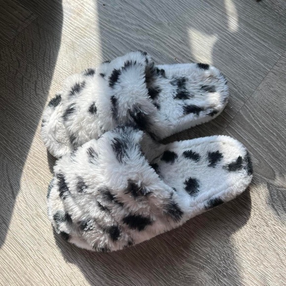 3/$35✨ Cow print fuzzy slippers - Picture 2 of 5